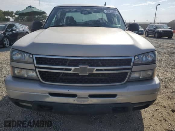 2006 Chevrolet Silverado 1500 Work Truck z VIN 1GCEC19VX6Z214600, wystawiony jako Copart lot #70415005 z przebiegiem 254 222 mil mil oraz Czysty tytuł • Clean title. Historia ofert i sprzedaży dostępna na DreamBid. Obrazek 5.