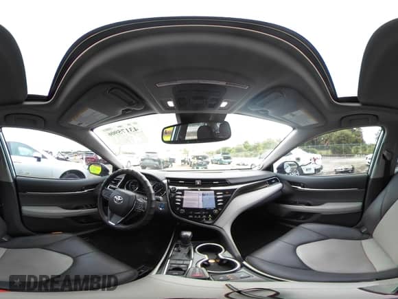 2020 Toyota Camry Hybrid XLE z VIN 4T1F31AK0LU519386, wystawiony jako IAAI lot #43175906 z przebiegiem 33 991 mil mil oraz . Historia ofert i sprzedaży dostępna na DreamBid. Obrazek 18.