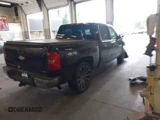 2008 Chevrolet Silverado 1500 1LT z VIN 3GCEK13J78G276614, wystawiony jako IAAI lot #42931170 z przebiegiem 260 805 mil mil oraz . Historia ofert i sprzedaży dostępna na DreamBid. Obrazek 4.