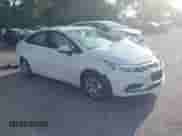 2017 Chevrolet Cruze LS z VIN 1G1BC5SM7H7226089, wystawiony jako IAAI lot #43075758 z przebiegiem 112 401 mil mil oraz . Historia ofert i sprzedaży dostępna na DreamBid. Obrazek 1.
