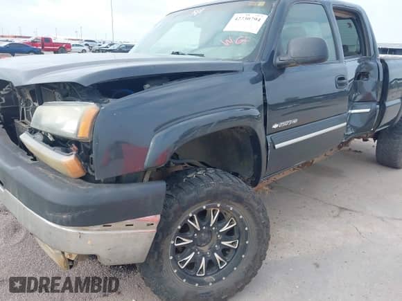 2003 Chevrolet Silverado 2500HD LS z VIN 1GCHK23U73F169313, wystawiony jako IAAI lot #42730794 z przebiegiem 182 152 mil mil oraz . Historia ofert i sprzedaży dostępna na DreamBid. Obrazek 20.
