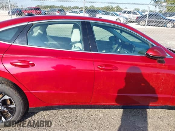 2025 Hyundai Sonata SEL z VIN KMHL64JAXSA461919, wystawiony jako IAAI lot #43427712 z przebiegiem 16 675 mil mil oraz . Historia ofert i sprzedaży dostępna na DreamBid. Obrazek 12.