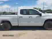 2020 Chevrolet Silverado 1500 Work Truck z VIN 1GCRYAEF6LZ179552, wystawiony jako IAAI lot #42981995 z przebiegiem 69 716 mil mil oraz . Historia ofert i sprzedaży dostępna na DreamBid. Obrazek 13.