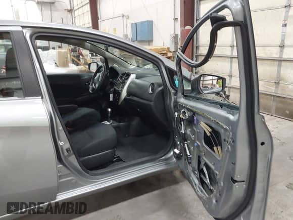 2015 Nissan Note S Plus z VIN 3N1CE2CP1FL366891, wystawiony jako IAAI lot #43053008 z przebiegiem 56 330 mil mil oraz . Historia ofert i sprzedaży dostępna na DreamBid. Obrazek 5.