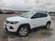 2022 Jeep Compass Latitude z VIN 3C4NJCBB8NT138205, wystawiony jako Copart lot #60247585 z przebiegiem 51 703 mil mil oraz Szkoda całkowita • Salvage title. Historia ofert i sprzedaży dostępna na DreamBid. Obrazek 1.