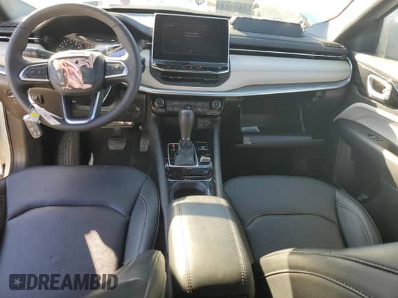 2025 Jeep Compass Limited z VIN 3C4NJDCN6ST509596, wystawiony jako Copart lot #89477705 z przebiegiem Nie podano mil oraz Czysty tytuł • Clean title. Historia ofert i sprzedaży dostępna na DreamBid. Obrazek 8.