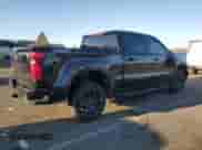 2024 Chevrolet Silverado 1500 Custom Trail Boss z VIN 3GCUDCE83RG218772, wystawiony jako Copart lot #44648145 z przebiegiem 8 672 mil mil oraz Szkoda całkowita • Salvage title. Historia ofert i sprzedaży dostępna na DreamBid. Obrazek 3.