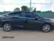 2017 Chevrolet Cruze LT z VIN 1G1BE5SM4H7108088, wystawiony jako IAAI lot #42994352 z przebiegiem 83 189 mil mil oraz . Historia ofert i sprzedaży dostępna na DreamBid. Obrazek 13.