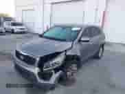 2016 Kia Sorento LX z VIN 5XYPG4A38GG185459, wystawiony jako IAAI lot #43474517 z przebiegiem 86 697 mil mil oraz . Historia ofert i sprzedaży dostępna na DreamBid. Obrazek 2.