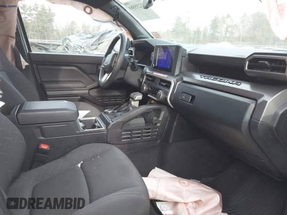 2024 Toyota Tacoma SR5 с VIN 3TYLB5JN4RT031054, выставлен на аукционе IAAI как лот 41235589 с пробегом 7 613 миль миль и . История ставок и продаж доступна на DreamBid. Изображение 5.