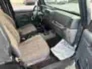 2005 Jeep Wrangler SE z VIN 1J4FA29145P369029, wystawiony jako Copart lot #81878874 z przebiegiem 102 942 mil mil oraz Czysty tytuł • Clean title. Historia ofert i sprzedaży dostępna na DreamBid. Obrazek 5.