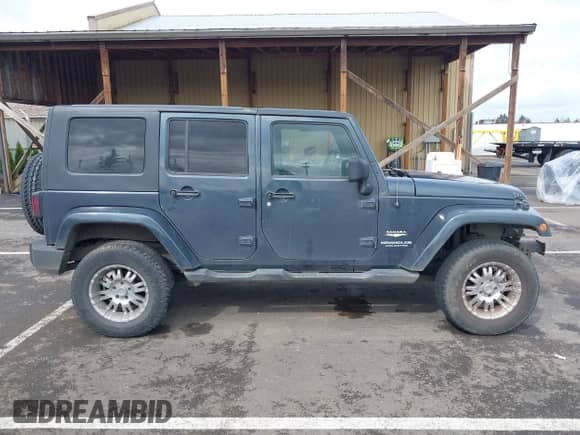 2007 Jeep Wrangler Unlimited Sahara z VIN 1J4GA59107L120503, wystawiony jako IAAI lot #42019384 z przebiegiem 230 965 mil mil oraz . Historia ofert i sprzedaży dostępna na DreamBid. Obrazek 14.