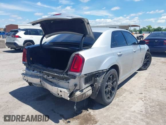 2020 Chrysler 300 S с VIN 2C3CCAGG7LH154660, выставлен на аукционе IAAI как лот 42210611 с пробегом 130 744 миль миль и . История ставок и продаж доступна на DreamBid. Изображение 4.