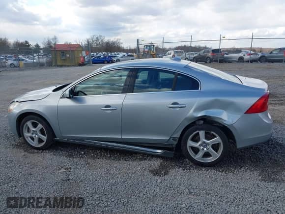 2013 Volvo S60 T5 с VIN YV1612FH8D2176864, выставлен на аукционе IAAI как лот 41876937 с пробегом 208 435 миль миль и . История ставок и продаж доступна на DreamBid. Изображение 14.
