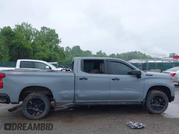 2024 Chevrolet Silverado 1500 Custom Trail Boss z VIN 3GCPDCEK2RG197468, wystawiony jako IAAI lot #42285969 z przebiegiem Nie podano mil oraz . Historia ofert i sprzedaży dostępna na DreamBid. Obrazek 13.