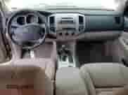 2005 Toyota Tacoma z VIN 5TEUU42N75Z113067, wystawiony jako Copart lot #75220034 z przebiegiem 123 653 mil mil oraz Szkoda całkowita • Salvage title. Historia ofert i sprzedaży dostępna na DreamBid. Obrazek 8.