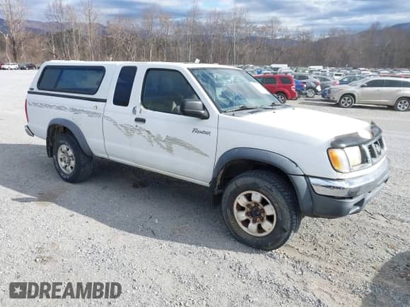 1998 Nissan Frontier XE z VIN 1N6DD26Y4WC361816, wystawiony jako IAAI lot #41783622 z przebiegiem 141 834 mil mil oraz . Historia ofert i sprzedaży dostępna na DreamBid. Obrazek 1.