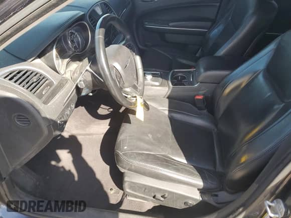 2017 Chrysler 300 Limited z VIN 2C3CCARG5HH586958, wystawiony jako Copart lot #81118765 z przebiegiem 131 895 mil mil oraz Szkoda całkowita • Salvage title. Historia ofert i sprzedaży dostępna na DreamBid. Obrazek 7.