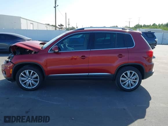 2016 Volkswagen Tiguan S z VIN WVGAV7AX1GW043758, wystawiony jako IAAI lot #43367245 z przebiegiem 110 254 mil mil oraz . Historia ofert i sprzedaży dostępna na DreamBid. Obrazek 14.