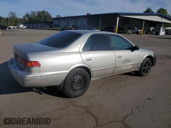 2000 Toyota Camry LE z VIN JT2BG22K7Y0490648, wystawiony jako Copart lot #72074715 z przebiegiem 174 759 mil mil oraz Czysty tytuł • Clean title. Historia ofert i sprzedaży dostępna na DreamBid. Obrazek 3.