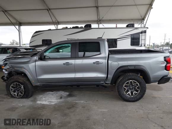 2024 Chevrolet Colorado 4WD ZR2 z VIN 1GCPTFEK9R1177298, wystawiony jako IAAI lot #42064294 z przebiegiem 3 827 mil mil oraz . Historia ofert i sprzedaży dostępna na DreamBid. Obrazek 15.