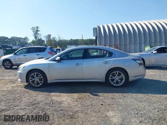 2014 Nissan Maxima SV z VIN 1N4AA5APXEC487987, wystawiony jako IAAI lot #42965512 z przebiegiem 224 110 mil mil oraz . Historia ofert i sprzedaży dostępna na DreamBid. Obrazek 14.