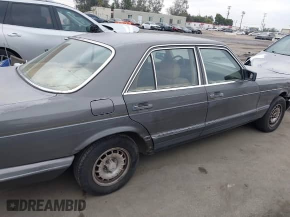 1982 Mercedes-Benz 300 SD z VIN WDBCB20A2CB021029, wystawiony jako IAAI lot #42752691 z przebiegiem 183 390 mil mil oraz . Historia ofert i sprzedaży dostępna na DreamBid. Obrazek 14.