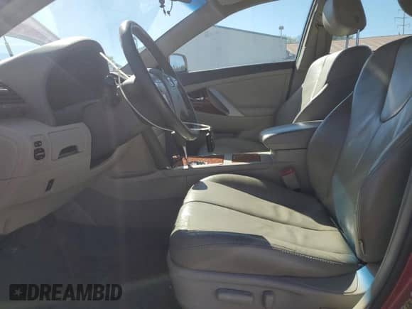 2011 Toyota Camry XLE z VIN 4T1BK3EK8BU626644, wystawiony jako Copart lot #86298585 z przebiegiem 341 810 mil mil oraz Szkoda całkowita • Salvage title. Historia ofert i sprzedaży dostępna na DreamBid. Obrazek 7.