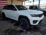 2024 Jeep Grand Cherokee Altitude z VIN 1C4RJGAG4R8550874, wystawiony jako Copart lot #57902725 z przebiegiem 26 703 mil mil oraz Czysty tytuł • Clean title. Historia ofert i sprzedaży dostępna na DreamBid. Obrazek 4.