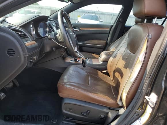 2014 Chrysler 300 C John Varvatos Luxury Edition с VIN 2C3CCADG9EH180913, выставлен на аукционе Copart как лот 62553235 с пробегом 189 610 миль миль и Списание • Salvage title. История ставок и продаж доступна на DreamBid. Изображение 7.