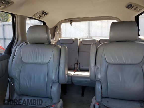 2008 Toyota Sienna XLE z VIN 5TDBK22C48S013140, wystawiony jako Copart lot #82371135 z przebiegiem 233 776 mil mil oraz Czysty tytuł • Clean title. Historia ofert i sprzedaży dostępna na DreamBid. Obrazek 10.