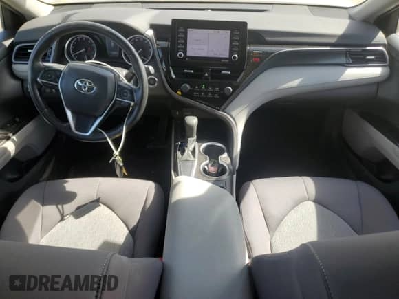 2021 Toyota Camry LE z VIN 4T1R11AK8MU455540, wystawiony jako Copart lot #82185805 z przebiegiem 16 292 mil mil oraz Szkoda całkowita • Salvage title. Historia ofert i sprzedaży dostępna na DreamBid. Obrazek 8.