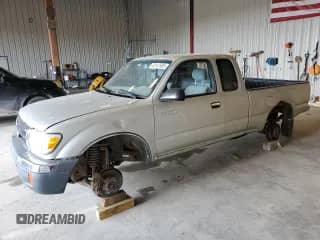 2000 Toyota Tacoma z VIN 4TAWM72NXYZ674028, wystawiony jako Copart lot #63147585 z przebiegiem 192 811 mil mil oraz Czysty tytuł • Clean title. Historia ofert i sprzedaży dostępna na DreamBid. Obrazek 1.