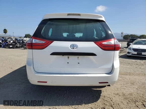 2016 Toyota Sienna L z VIN 5TDZK3DC1GS734354, wystawiony jako Copart lot #83765895 z przebiegiem 64 471 mil mil oraz Czysty tytuł • Clean title. Historia ofert i sprzedaży dostępna na DreamBid. Obrazek 6.