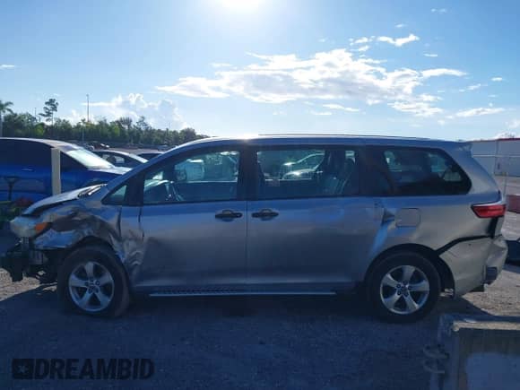 2018 Toyota Sienna L with VIN 5TDZZ3DC1JS946187, listed as a IAAI auction lot 43019772 with 185,732 mi miles and . Bid and sale history available at DreamBid. Image 15.