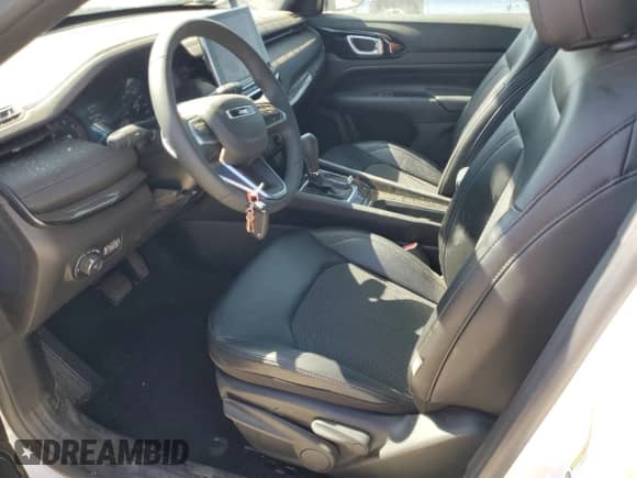 2025 Jeep Compass Latitude z VIN 3C4NJDBNXST531473, wystawiony jako Copart lot #65086725 z przebiegiem 6 359 mil mil oraz Szkoda całkowita • Salvage title. Historia ofert i sprzedaży dostępna na DreamBid. Obrazek 7.