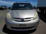 2010 Toyota Sienna CE z VIN 5TDKK4CC3AS302574, wystawiony jako Copart lot #65031275 z przebiegiem 133 319 mil mil oraz Szkoda całkowita • Salvage title. Historia ofert i sprzedaży dostępna na DreamBid. Obrazek 5.