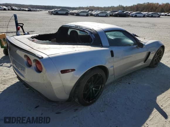 2006 Chevrolet Corvette Z06 z VIN 1G1YY26E565126935, wystawiony jako Copart lot #76618494 z przebiegiem 71 842 mil mil oraz Szkoda całkowita • Salvage title. Historia ofert i sprzedaży dostępna na DreamBid. Obrazek 3.