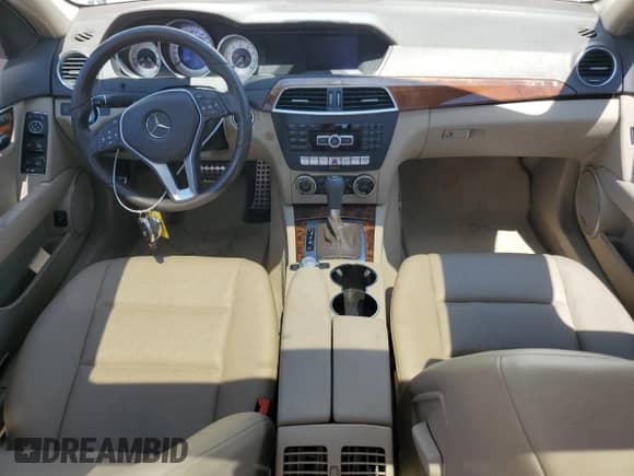 2014 Mercedes-Benz C 300 Sport с VIN WDDGF8AB2ER319663, выставлен на аукционе Copart как лот 69626275 с пробегом 110 846 миль миль и Списание • Salvage title. История ставок и продаж доступна на DreamBid. Изображение 8.