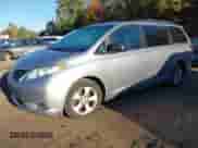 2011 Toyota Sienna LE z VIN 5TDKK3DC2BS173107, wystawiony jako IAAI lot #43498489 z przebiegiem 258 029 mil mil oraz . Historia ofert i sprzedaży dostępna na DreamBid. Obrazek 2.
