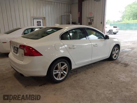 2015 Volvo S60 T5 Premier с VIN YV1612TB6F1305032, выставлен на аукционе IAAI как лот 42606749 с пробегом 93 421 миль миль и . История ставок и продаж доступна на DreamBid. Изображение 4.