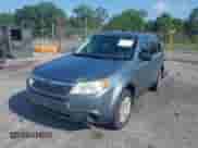 2009 Subaru Forester X z VIN JF2SH61619G790048, wystawiony jako IAAI lot #42443035 z przebiegiem 144 967 mil mil oraz . Historia ofert i sprzedaży dostępna na DreamBid. Obrazek 2.