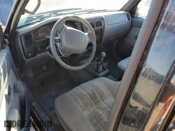 2000 Toyota Tacoma z VIN 4TAWM72NXYZ652630, wystawiony jako Copart lot #87301135 z przebiegiem 197 826 mil mil oraz Czysty tytuł • Clean title. Historia ofert i sprzedaży dostępna na DreamBid. Obrazek 8.