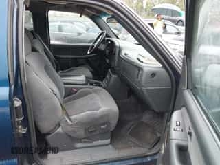 2001 Chevrolet Silverado 1500 LS z VIN 1GCEK19T51E176744, wystawiony jako IAAI lot #43271420 z przebiegiem 226 691 mil mil oraz . Historia ofert i sprzedaży dostępna na DreamBid. Obrazek 5.