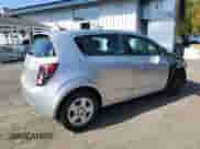 2013 Chevrolet Sonic LS z VIN 1G1JA6SG0D4245581, wystawiony jako Copart lot #85122305 z przebiegiem 68 283 mil mil oraz Szkoda całkowita • Salvage title. Historia ofert i sprzedaży dostępna na DreamBid. Obrazek 3.