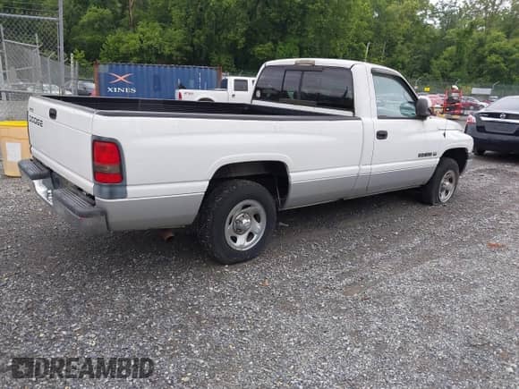 2001 Dodge 1500 Work Special z VIN 1B7HC16X81S195582, wystawiony jako IAAI lot #42697213 z przebiegiem 140 528 mil mil oraz . Historia ofert i sprzedaży dostępna na DreamBid. Obrazek 4.