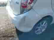 2014 Toyota Prius One z VIN JTDKDTB32E1077721, wystawiony jako IAAI lot #41464708 z przebiegiem Nie podano mil oraz . Historia ofert i sprzedaży dostępna na DreamBid. Obrazek 6.