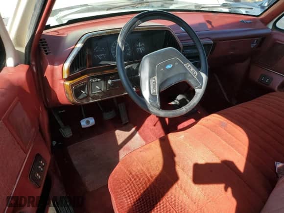 1990 Ford F-150 z VIN 1FTDF15Y5LPA89323, wystawiony jako Copart lot #62608275 z przebiegiem 86 922 mil mil oraz Czysty tytuł • Clean title. Historia ofert i sprzedaży dostępna na DreamBid. Obrazek 8.