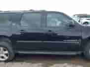 2007 Chevrolet Suburban LT z VIN 1GNFC16097R179358, wystawiony jako IAAI lot #42104937 z przebiegiem Nie podano mil oraz . Historia ofert i sprzedaży dostępna na DreamBid. Obrazek 13.