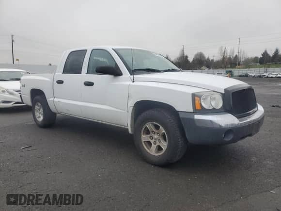 2005 Dodge Dakota SLT z VIN 1D7HW48K75S137100, wystawiony jako Copart lot #84155544 z przebiegiem 90 824 mil mil oraz Czysty tytuł • Clean title. Historia ofert i sprzedaży dostępna na DreamBid. Obrazek 4.